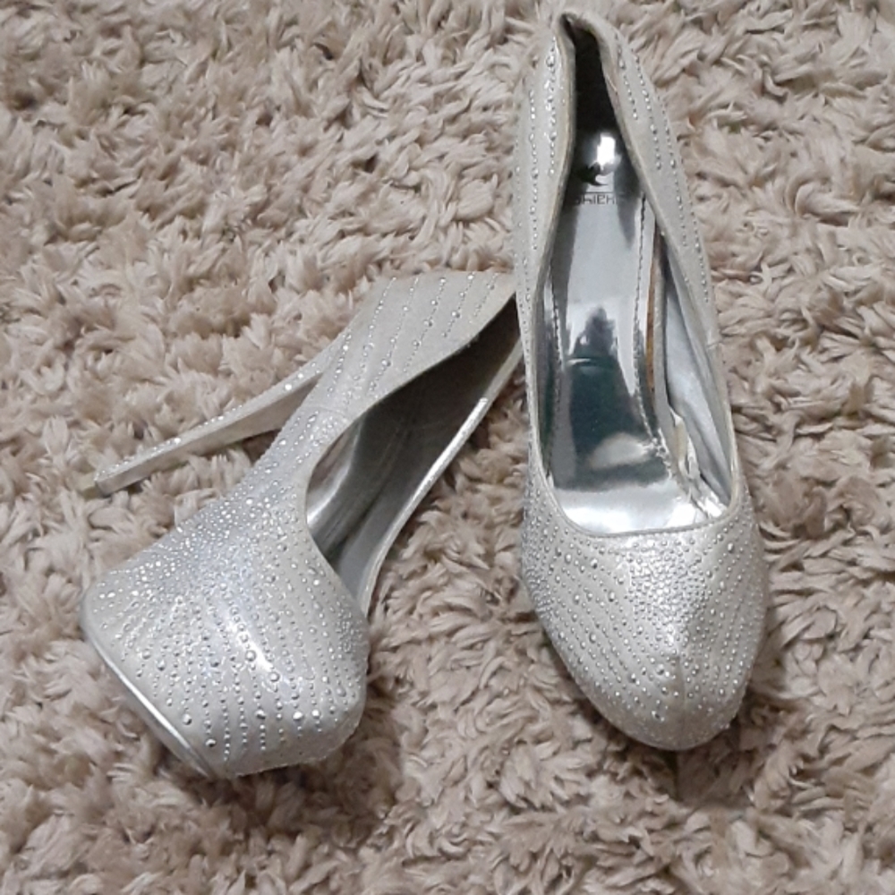 Silver pumps